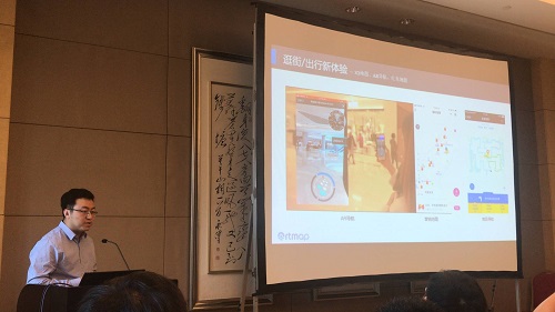 近年来，随着智能手机和移动互联网的迅速普及，人们对室内定位及位置服务的需求呈现爆发式增长趋势。刘文龙在演讲中，首先肯定了目前室内位置服务的前景，并介绍了智慧图作为国内规模化室内位置服务商，在核心技术研发、服务平台搭建、多场景应用等方面的广泛布局和探索，以及在购物中心行业、机场行业、物联网等应用服务领域的成功实践。